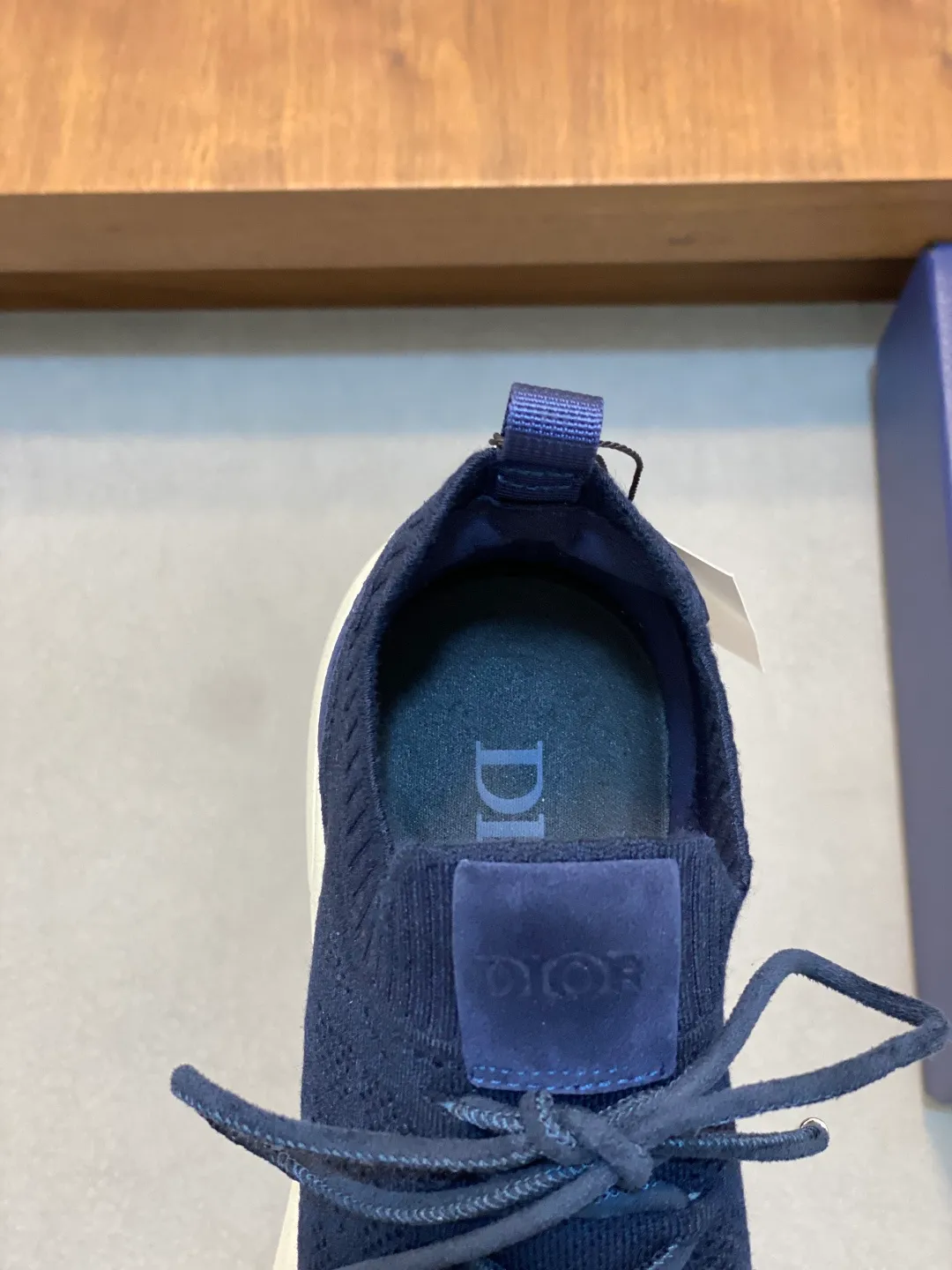 Factory price: 438💰Dior’s latest men’s fashion sneakers. This item draws inspiration from retro jogging shoes. Featuring a thick, low-top design, it features a mesh fabric upper and an ultra-light rubber foam sole. The side is decorated with an embossed "Di~r" logo. Code number: 39-44 (order 38, 45, 46)